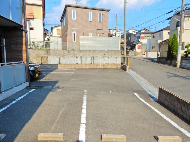 レオネクストエイザの駐車場