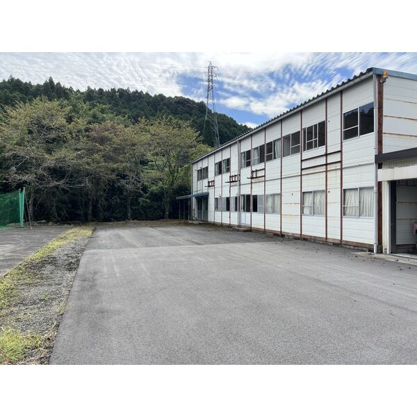 上石津町寄宿舎付事務所の駐車場