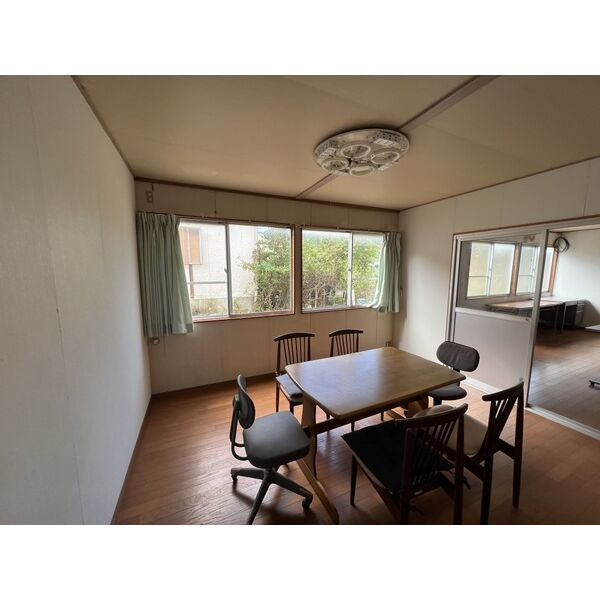 上石津町寄宿舎付事務所の内装