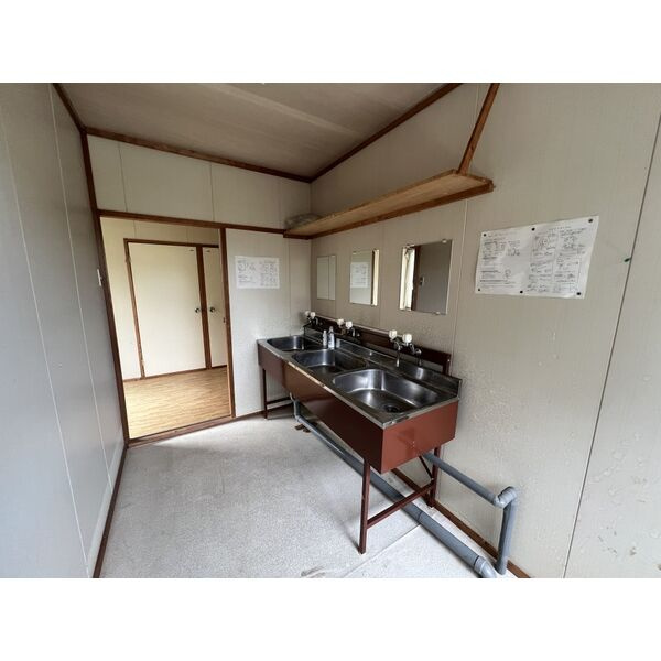 上石津町寄宿舎付事務所の洗面所