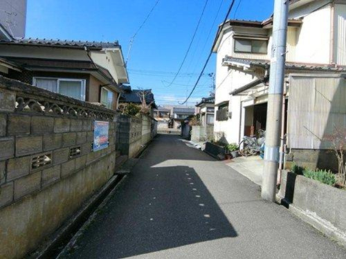 新潟市東区山木戸6丁目の前面道路含む現地写真|前面道路は幅員約4mの私道（舗装あり）です。日常生活で車の使用が多い方に非常に便利な立地です。