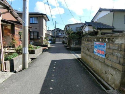 新潟市東区山木戸6丁目の前面道路含む現地写真|現況渡し（建物有り）になりますので、解体費などのご相談は是非担当までお問い合わせください。