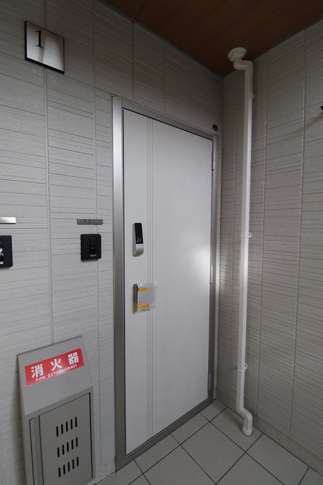 RESUA向中野　B棟の玄関