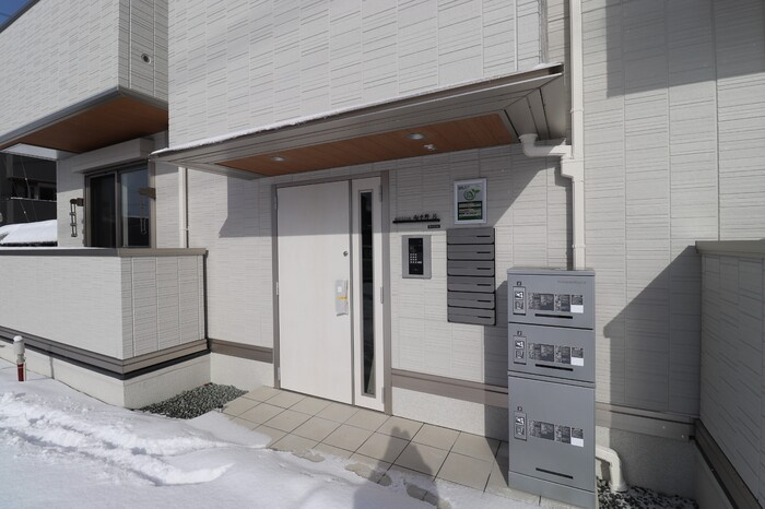 RESUA向中野　B棟のエントランス