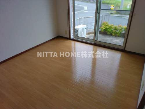 ヴェルドミールの居間・リビング|１２．７帖のリビングルームに南東向きのテラス付き◇