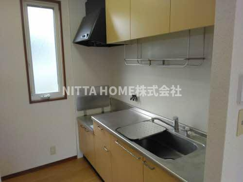 ヴェルドミールのキッチン|上下に収納がついているオープンタイプのキッチン◎