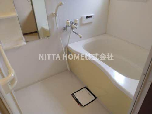 ヴェルドミールの浴室|追い焚きや浴室乾燥が使用できます＊さらに開放的な小窓付き★