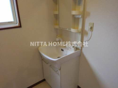 ヴェルドミールの洗面所|小窓付きの洗面所です＊