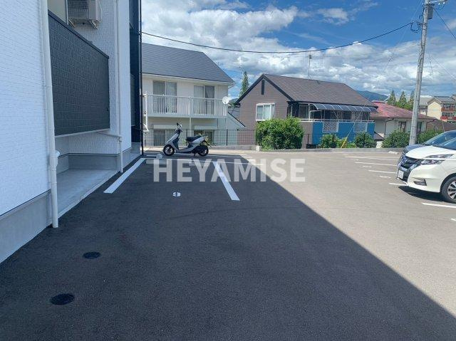 MODERN PALAZZO Isahaya ioの駐車場