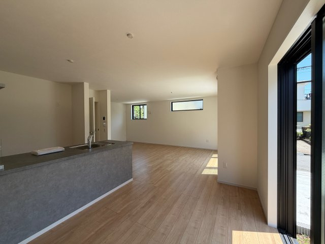 瀬谷区橋戸3丁目新築戸建【4LDK+カースペース2台/広々LDK約21帖/南向き大型バルコニー】の居間・リビング