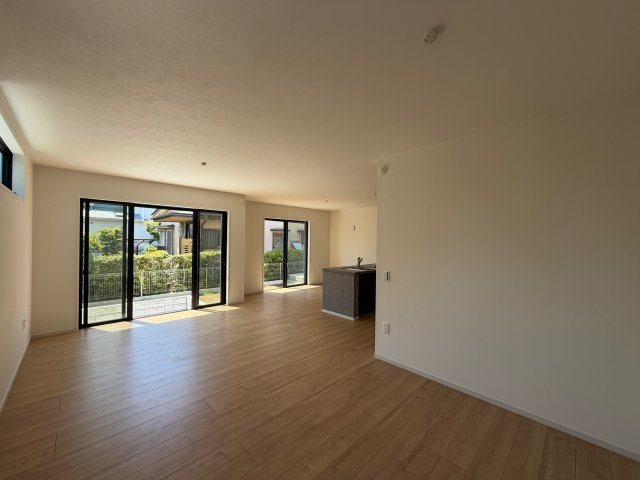瀬谷区橋戸3丁目新築戸建【4LDK+カースペース2台/広々LDK約21帖/南向き大型バルコニー】の居間・リビング