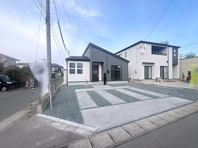 新築戸建・新築建売　福島市鎌田2期　鎌田小・北信中の外観|駐車スペース2台可能です！（車種による）開放的な角地に佇む平屋建て住宅！