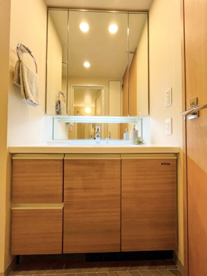 【浴室】 | 森都OSAKAウエストヴィル | ゆったり浸かれるシェル型の浴槽が特徴的なバスルーム。浴室乾燥機つきでいつでも快適・清潔に。