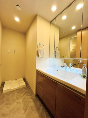 【トイレ】 | 森都OSAKAウエストヴィル | 温水洗浄便座完備の洋式トイレ。扉付きの吊り戸棚はサニタリーやお掃除用品の収納に。