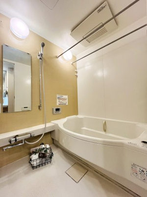 【キッチン】 | 森都OSAKAウエストヴィル | キッチン（約3.3帖）対面式のシステムキッチン。油や煙が多く出るコンロ前まで壁があるので、ダイニングスペースを綺麗に保ちます。