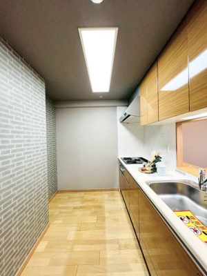 【キッチン】 | 森都OSAKAウエストヴィル | シンクの前に立つとリビングとその向こうのバルコニーを見渡せます。