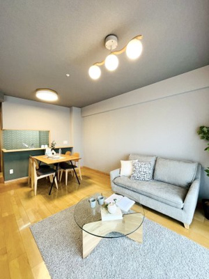 【居間・リビング】 | 森都OSAKAウエストヴィル | リビングダイニング（約10.6帖）：和室の襖を解放すれば約16帖の大空間に！