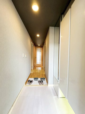 森都OSAKAウエストヴィルの玄関|各お部屋へと続く廊下です。玄関収納は大きく、足元の照明で空間の広がりも演出。