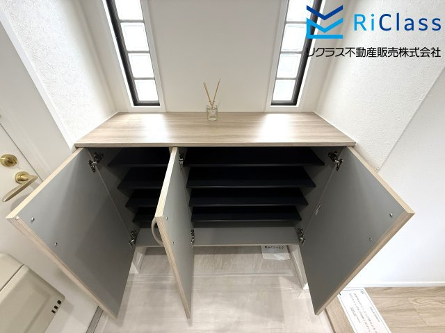 ローレル新長田の玄関|収納もある玄関です