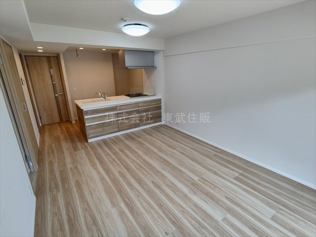 【居間・リビング】 | フォルテコート若葉 | こちらの13.1帖のリビングで趣味の時間をお楽しみください
