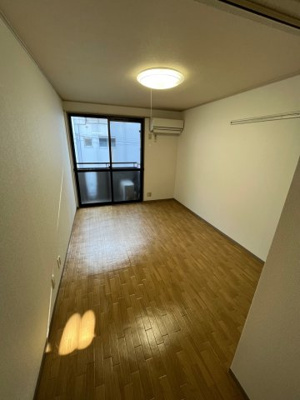 【居間・リビング】 | プランドール摂南 | 写真と現況に相違がある場合は、現況を優先とします。