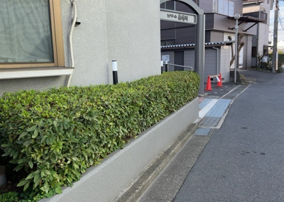 【庭】 | セザール南林間 | 物件によっては、入居者が個人的に使用できる専用庭がついているものもあります。また、住宅の中にある土間の部分を庭と呼ぶこともあります。庭の用途は住む人によって変わり、それによってデザインもさまざまです。