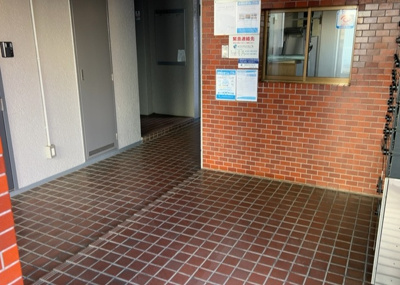 【エントランス】 | セザール南林間 | マンションのエントランスには、もともと風よけや防犯の役割がありますが、マンションによって宅配ボックスなどの設備が備わっている所もあります。日々の生活をイメージしながら生活しやすさをチェックしましょう。