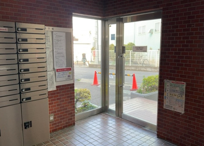 【ロビー】 | セザール南林間 | ラウンジは、マンションの共用スペースに椅子やテーブルなどを配置した利用者が寛げる空間です。屋内型ラウンジと屋外型ラウンジがあります。共用部分の管理状況と合わせて、詳細については現地でご確認ください。