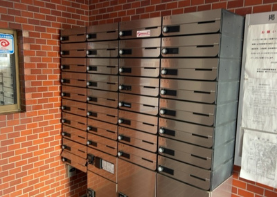 【設備】 | セザール南林間 | エントランス付近に設置されている集合ポストは、住んでいる部屋と離れているため、ポストをあさるなど誰かに何かされていても被害に気づきにくいです。入居する時には他人に特定されにくい番号で鍵をかけましょう！