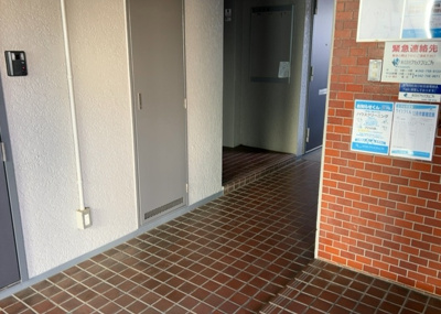 【ロビー】 | セザール南林間 | ロビーというと、エントランスと何がちがうの？と思いますよね。実はロビーとエントランスには明確な決まりはありません。物件によっては、エントランスを入って広がるある程度の広さのある空間がロビーとなります。