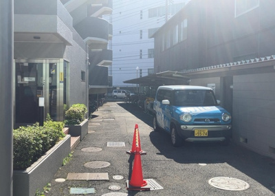 【駐車場】 | セザール南林間 | 駐車場と明記されていても、最小スペースでつくられた駐車場だと大型車は駐車できなかったり、出入りしにくくなったりする可能性があります。お車のサイズと購入したい物件の駐車場のサイズを現地で確認しましょう。