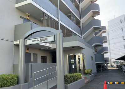 【現況写真】 | セザール南林間 | 道幅が広い場所は日当たりや風通が良好です。幅が広いのですれ違いも可能ですし大きな車でも駐車可能！一方で、大型車が通ることも多くなるため交通量の増加により騒音に繋がります。また土地の値段が高くなります。