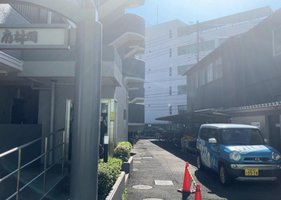 【中庭】 | セザール南林間 | 中庭（パティオ）とは、一つの建築物の内部に設けられた、壁などで囲われている庭のことを指します。コの字型、ロの字型が主流ですが、L字型の中庭もあります。最近では、インテリア性の高さからも人気があります。