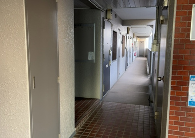 【玄関】 | セザール南林間 | 玄関は家の顔でもあり、家族以外の目にも止まる場所です。玄関は外との間を仕切る扉、靴などをしまっておく収納スペース、靴脱ぎのたたきスペース、来客とのやり取りをするドアホンなど複数のアイテムからなります。