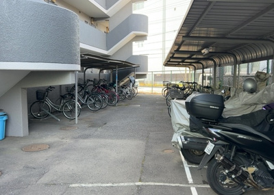 【駐車場】 | セザール南林間 | 車一台あたりに必要なスペースは、標準サイズの普通自動車で横幅2m50cm、長さ5mは必要になります。ただし、乗降のことも考慮して横幅3m30cm、長さ5m50cmほどは確保できるところを選びましょう。