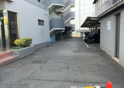 【駐車場】 | セザール南林間 | 駐車場と明記されていても、最小スペースでつくられた駐車場だと大型車は駐車できなかったり、出入りしにくくなったりする可能性があります。お車のサイズと購入したい物件の駐車場のサイズを現地で確認しましょう。