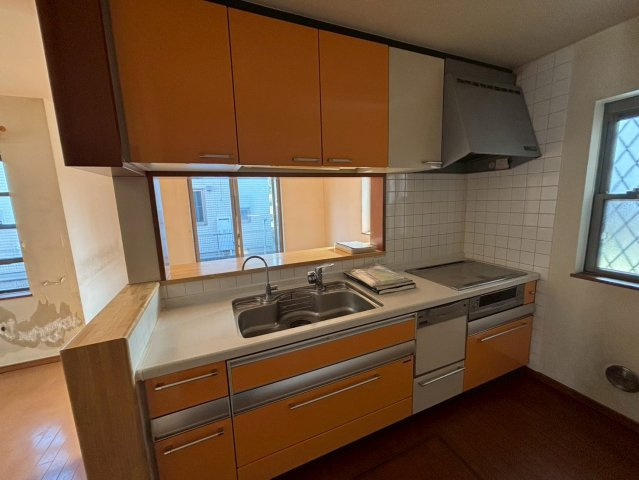野田市尾崎台　中古売戸建のキッチン|カウンターは少し高くなってますので、手元が隠れて来客からは見えにくくなってます♪							
