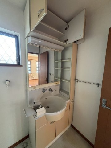 野田市尾崎台　中古売戸建の独立洗面台|シンプルで使い勝手の良い独立洗面台！				
