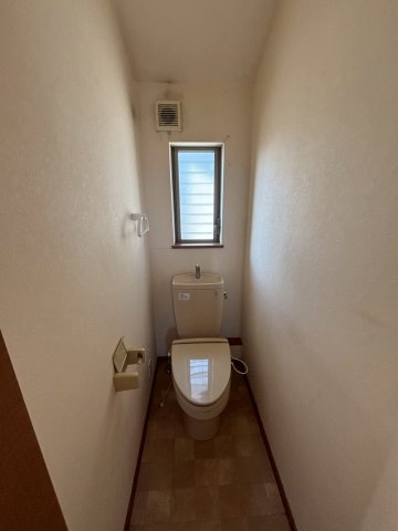 野田市尾崎台　中古売戸建のトイレ|小窓が付いているので、トイレも明るい空間になっております♪							
