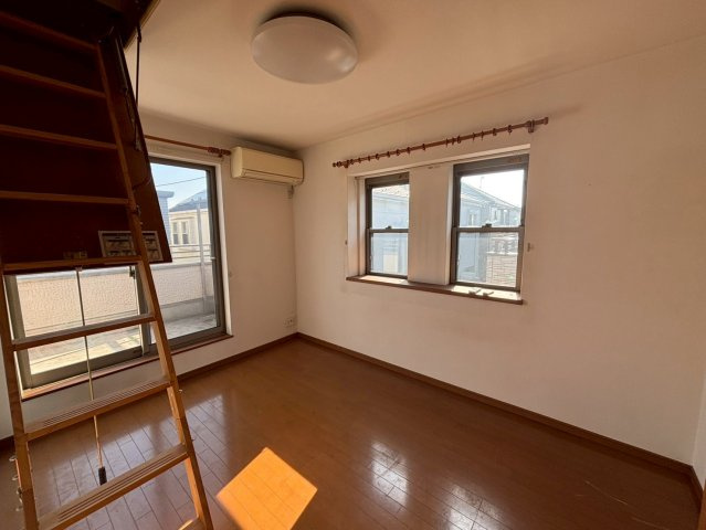 野田市尾崎台　中古売戸建の洋室|バルコニーに面している洋室は、主寝室にどうぞ(^^)/					
