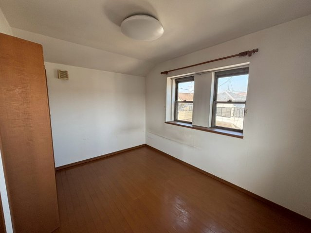 野田市尾崎台　中古売戸建の子供部屋|机にベットを置けば子供部屋の完成です！				
