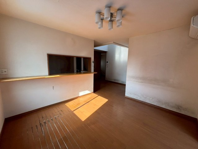 野田市尾崎台　中古売戸建の居間・リビング|お子様が元気に遊べる広々としたリビングです。						
