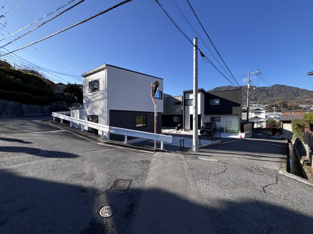 新築戸建　高取南1丁目の前面道路含む現地写真