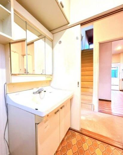 【中古】日高市武蔵台中古住宅の独立洗面台|朝の身支度に欠かせない洗面台です！