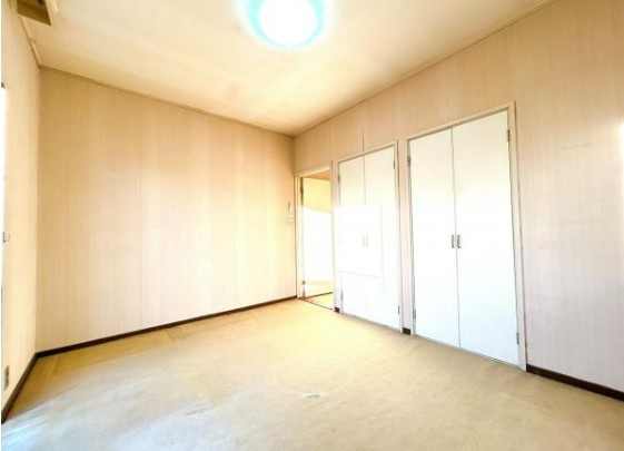 【中古】日高市武蔵台中古住宅の洋室|2F明るい洋室です