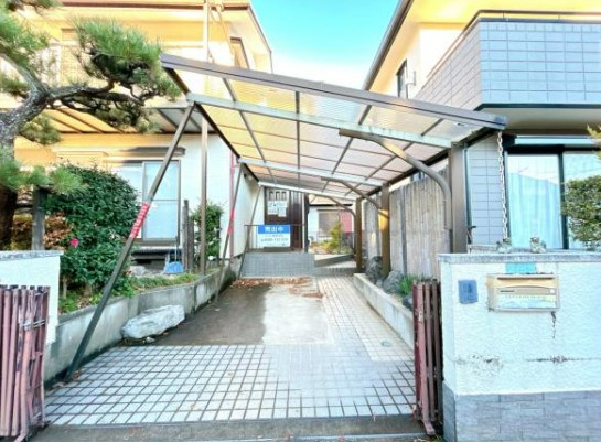 【中古】日高市武蔵台中古住宅の駐車場|屋根付きカーポート