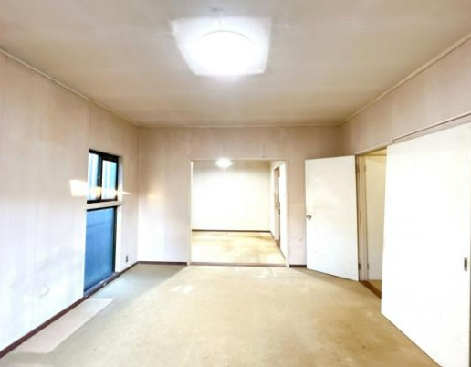 【中古】日高市武蔵台中古住宅の居間・リビング|ゆったり過ごせる居間です