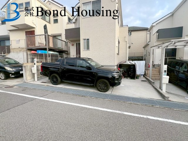 「令和2年築」「お車2台駐車可」松が丘 築5年の駐車場