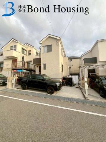 「令和2年築」「お車2台駐車可」松が丘 築5年の前面道路含む現地写真