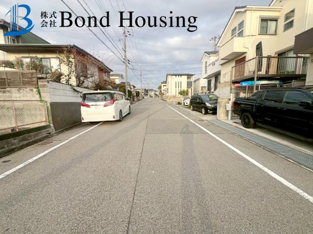 「令和2年築」「お車2台駐車可」松が丘 築5年の前面道路含む現地写真